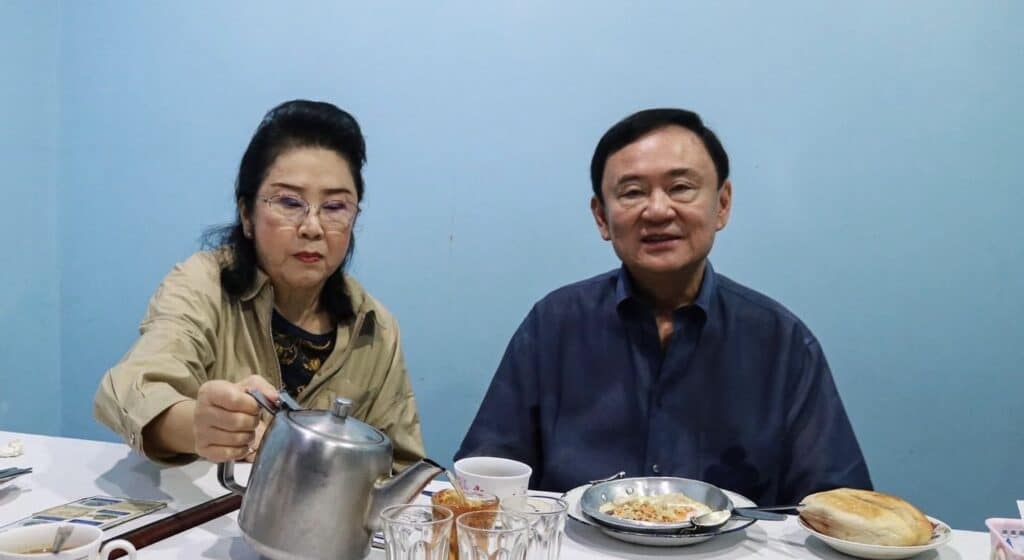 ‘ทักษิณ’ โบกมือทักทายสื่อ กินข้าวเช้าร้านดังเมืองอุดรธานี ก่อนลุยหาเสียงชิง เก้าอี้นายก อบจ.ต่อเป็นวันที่ 2 ‘ทักษิณ’ โบกมือทักทายสื่อ กินข้าวเช้าร้านดังเมืองอุดรธานี ก่อนลุยหาเสียงชิง เก้าอี้นายก อบจ.ต่อเป็นวันที่ 2