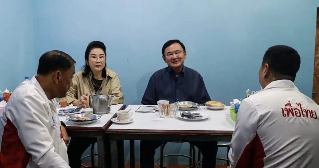 ‘ทักษิณ’ โบกมือทักทายสื่อ​ กินข้าวเช้าร้านดังเมืองอุดรธานี​ ก่อนลุยหาเสียงชิง เก้าอี้นายก​ อบจ.ต่อ​เป็นวันที่​ 2