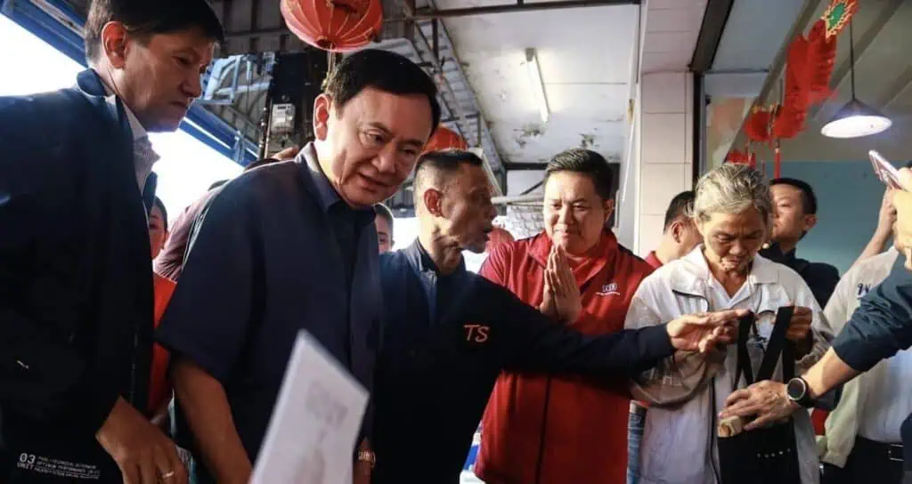 ‘ทักษิณ’ โบกมือทักทายสื่อ​ กินข้าวเช้าร้านดังเมืองอุดรธานี​ ก่อนลุยหาเสียงชิง เก้าอี้นายก​ อบจ.ต่อ​เป็นวันที่​ 2