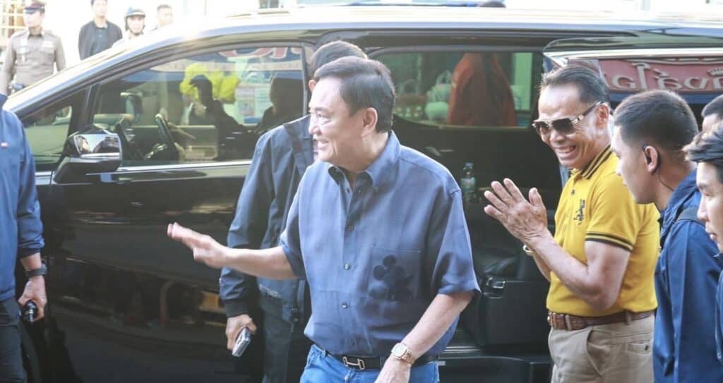 ‘ทักษิณ’ โบกมือทักทายสื่อ กินข้าวเช้าร้านดังเมืองอุดรธานี ก่อนลุยหาเสียงชิง เก้าอี้นายก อบจ.ต่อเป็นวันที่ 2 ‘ทักษิณ’ โบกมือทักทายสื่อ กินข้าวเช้าร้านดังเมืองอุดรธานี ก่อนลุยหาเสียงชิง เก้าอี้นายก อบจ.ต่อเป็นวันที่ 2