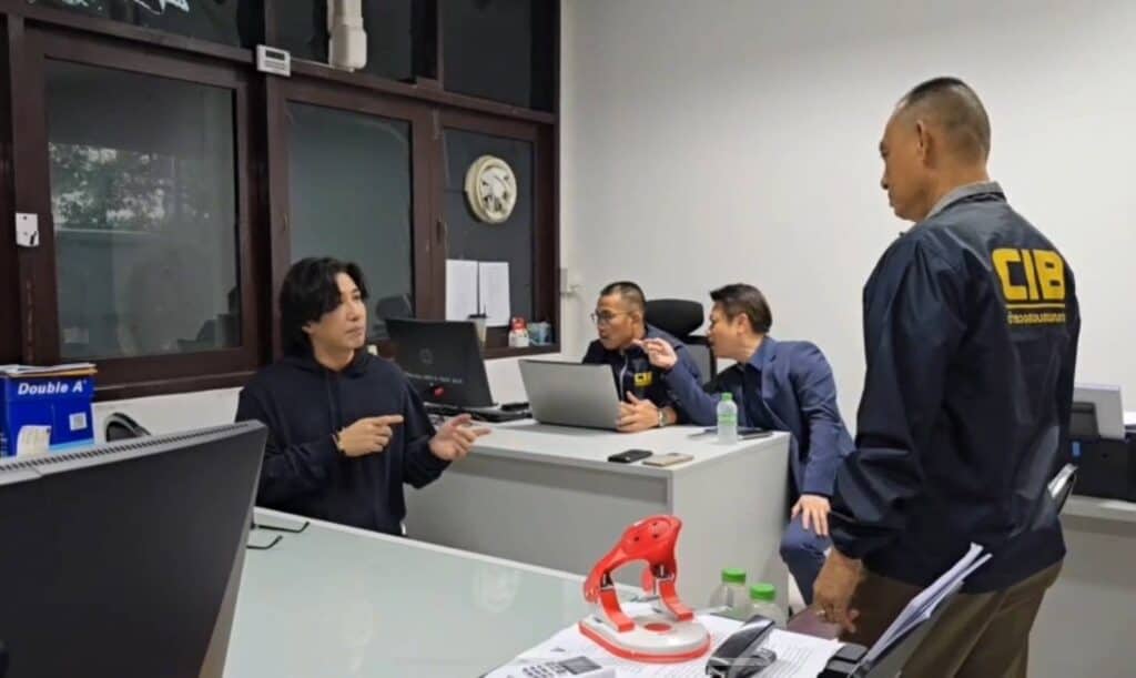 หนุ่ม กรรชัย เข้าพบพนักงานสอบสวนกองปราบปราม ให้ปากคำกรณี ถูกแอบอ้างชื่อเรียกรับเงินผู้บริหารดิ ไอคอน หนุ่ม กรรชัย เข้าพบพนักงานสอบสวนกองปราบปราม ให้ปากคำกรณี ถูกแอบอ้างชื่อเรียกรับเงินผู้บริหารดิ ไอคอน