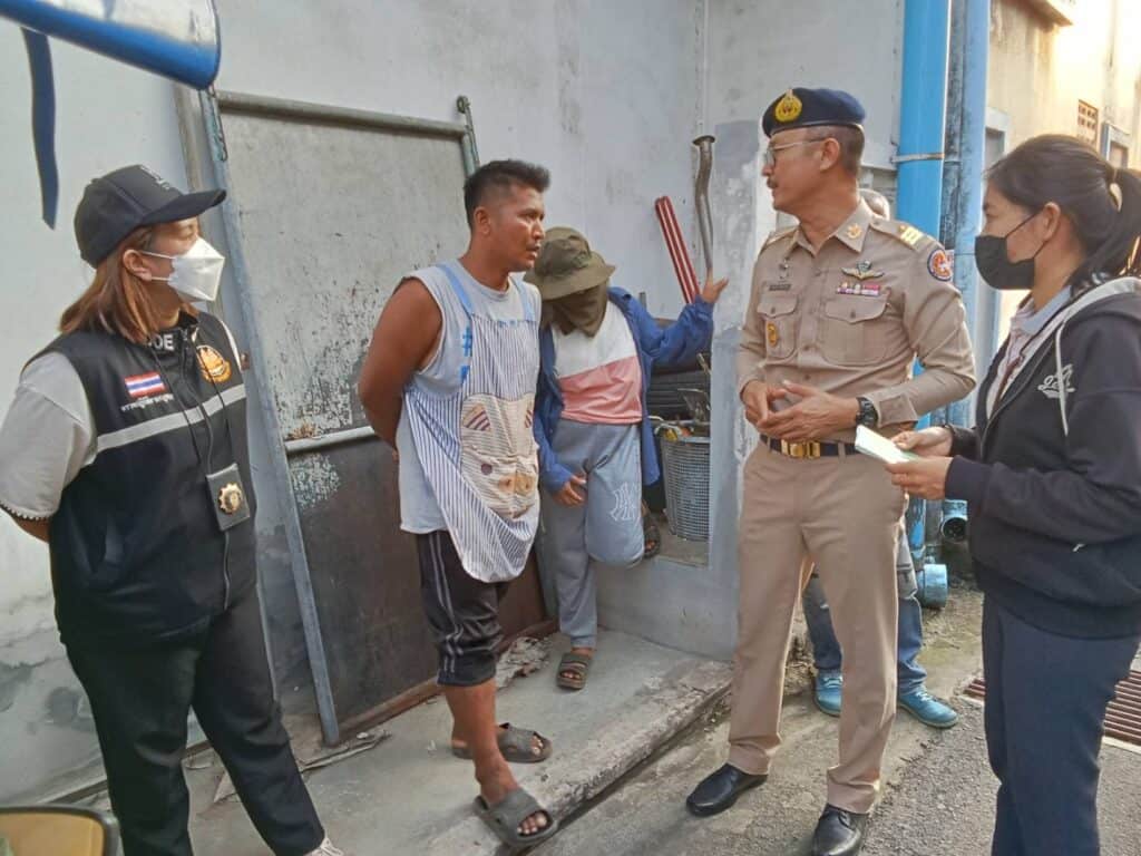 รอง ผวจ.สุราษฎร์ธานี สั่งเจ้าหน้าที่ทั้งในและนอกเครื่องแบบ เฝ้าระวังงานฟูลมูนปาร์ตี้ชายหาดริ้น เกาะพะงัน หวั่นเกิดเหตุการณ์ประทุษร้ายนักท่องเที่ยวด้วยกัน รอง ผวจ.สุราษฎร์ธานี สั่งเจ้าหน้าที่ทั้งในและนอกเครื่องแบบ เฝ้าระวังงานฟูลมูนปาร์ตี้ชายหาดริ้น เกาะพะงัน หวั่นเกิดเหตุการณ์ประทุษร้ายนักท่องเที่ยวด้วยกัน