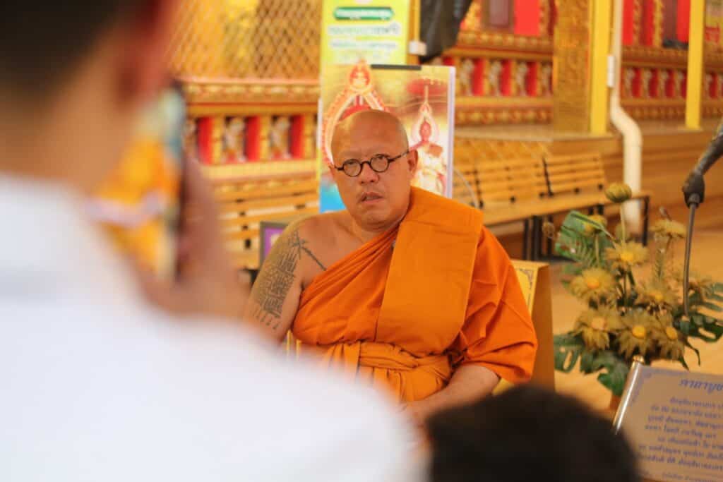 หลวงพี่น้ำฝน แจ้งเรื่องด่วน ปิดตำนานพระปีนเสา เจ้าอาวาสสั่งขับพ้นวัดสามชุกกลายเป็นพระเถื่อนแล้ว หลวงพี่น้ำฝน แจ้งเรื่องด่วน ปิดตำนานพระปีนเสา เจ้าอาวาสสั่งขับพ้นวัดสามชุกกลายเป็นพระเถื่อนแล้ว