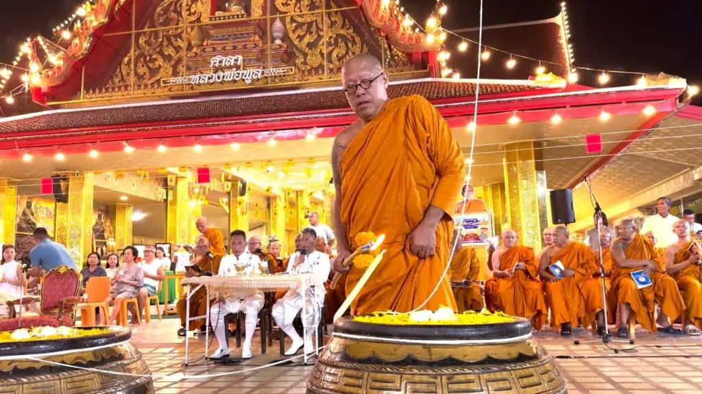 สายบุญสายมู คนไทยต่างชาติ ร่วมพิธีอาบน้ำคืนเพ็ญน้ำมนต์มหาสังข์มงคลเรียกทรัพย์ ตำรับหลวงพ่อพูล วัดไผ่ล้อม