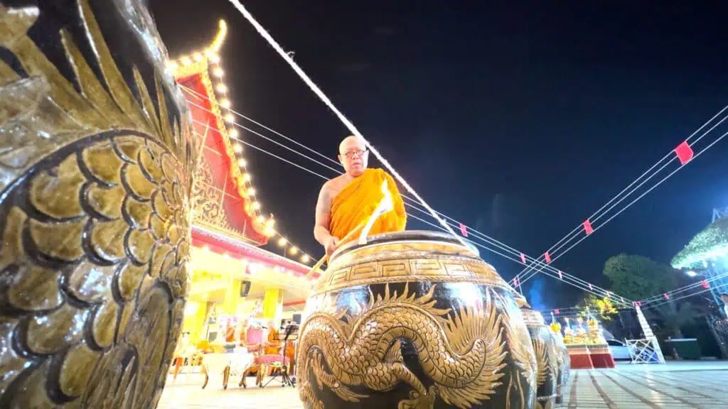 สายบุญสายมู คนไทยต่างชาติ ร่วมพิธีอาบน้ำคืนเพ็ญน้ำมนต์มหาสังข์มงคลเรียกทรัพย์ ตำรับหลวงพ่อพูล วัดไผ่ล้อม