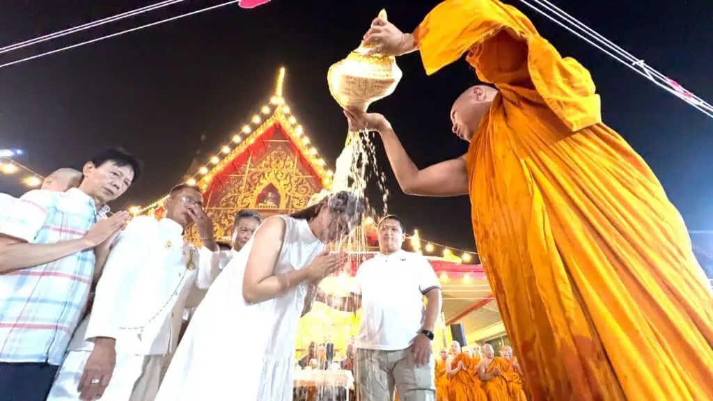 สายบุญสายมู คนไทยต่างชาติ ร่วมพิธีอาบน้ำคืนเพ็ญน้ำมนต์มหาสังข์มงคลเรียกทรัพย์ ตำรับหลวงพ่อพูล วัดไผ่ล้อม