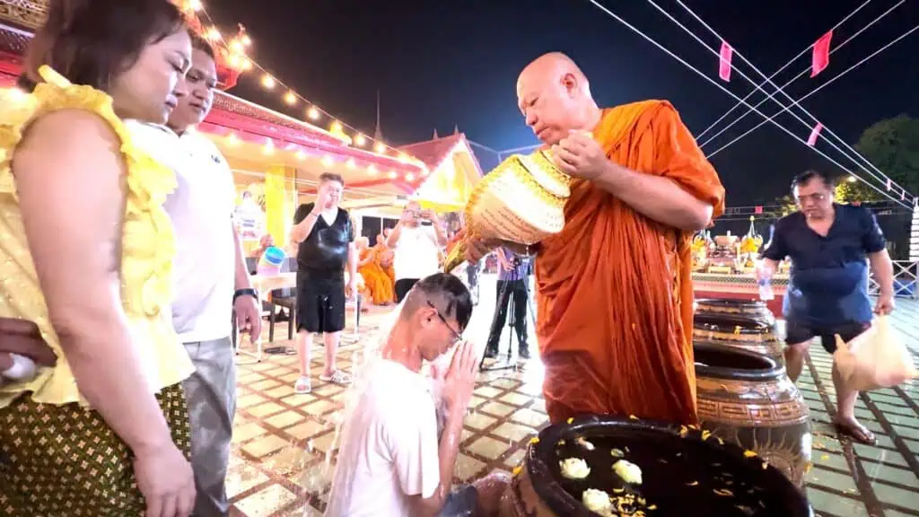 สายบุญสายมู คนไทยต่างชาติ ร่วมพิธีอาบน้ำคืนเพ็ญน้ำมนต์มหาสังข์มงคลเรียกทรัพย์ ตำรับหลวงพ่อพูล วัดไผ่ล้อม