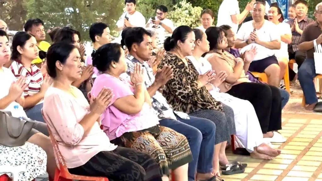 สายบุญสายมู คนไทยต่างชาติ ร่วมพิธีอาบน้ำคืนเพ็ญน้ำมนต์มหาสังข์มงคลเรียกทรัพย์ ตำรับหลวงพ่อพูล วัดไผ่ล้อม