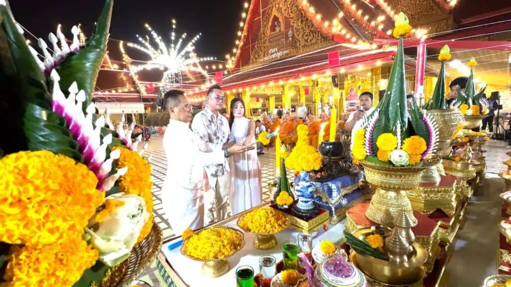 สายบุญสายมู คนไทยต่างชาติ ร่วมพิธีอาบน้ำคืนเพ็ญน้ำมนต์มหาสังข์มงคลเรียกทรัพย์ ตำรับหลวงพ่อพูล วัดไผ่ล้อม