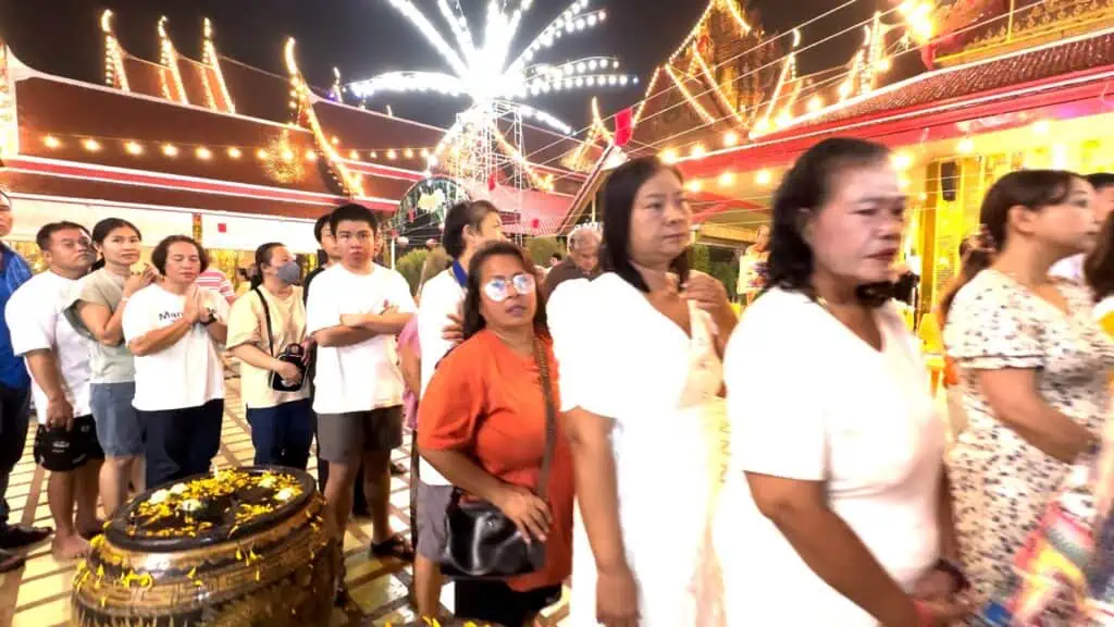 สายบุญสายมู คนไทยต่างชาติ ร่วมพิธีอาบน้ำคืนเพ็ญน้ำมนต์มหาสังข์มงคลเรียกทรัพย์ ตำรับหลวงพ่อพูล วัดไผ่ล้อม