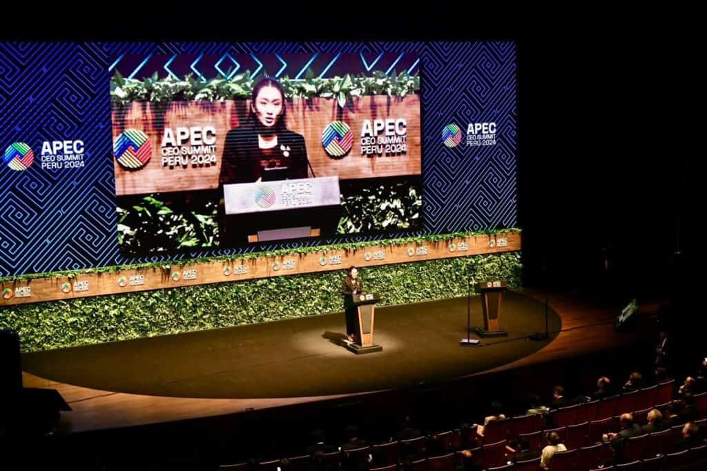 นายกฯ ย้ำสนับสนุนการเปลี่ยนผ่านสู่เศรษฐกิจดิจิทัลเพื่อช่วยเหลือกลุ่ม MSMEs ในอาเซียนกลางวงสภาที่ปรึกษาธุรกิจของเอเปค พร้อมขอความร่วมมือช่วยกันต่อสู้กับความเปลี่ยนแปลงสภาพอากาศโลก หลังภาคเหนือของไทย และหลายประเทศในอาเซียน ประสบภัยธรรมชาติ นายกฯ ย้ำสนับสนุนการเปลี่ยนผ่านสู่เศรษฐกิจดิจิทัลเพื่อช่วยเหลือกลุ่ม MSMEs ในอาเซียนกลางวงสภาที่ปรึกษาธุรกิจของเอเปค พร้อมขอความร่วมมือช่วยกันต่อสู้กับความเปลี่ยนแปลงสภาพอากาศโลก หลังภาคเหนือของไทย และหลายประเทศในอาเซียน ประสบภัยธรรมชาติ