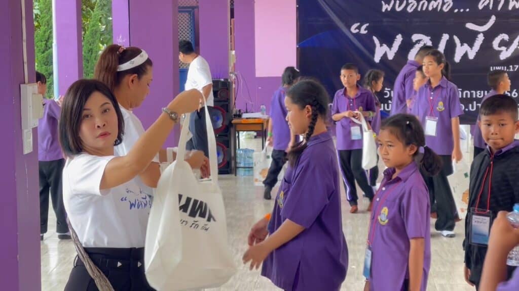 พี่บอกต่อคำพ่อพอเพียง: สร้างแรงบันดาลใจผ่านกิจกรรมเพื่อสังคม พี่บอกต่อคำพ่อพอเพียง: สร้างแรงบันดาลใจผ่านกิจกรรมเพื่อสังคม