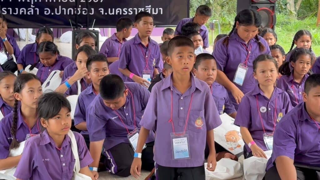 พี่บอกต่อคำพ่อพอเพียง: สร้างแรงบันดาลใจผ่านกิจกรรมเพื่อสังคม พี่บอกต่อคำพ่อพอเพียง: สร้างแรงบันดาลใจผ่านกิจกรรมเพื่อสังคม