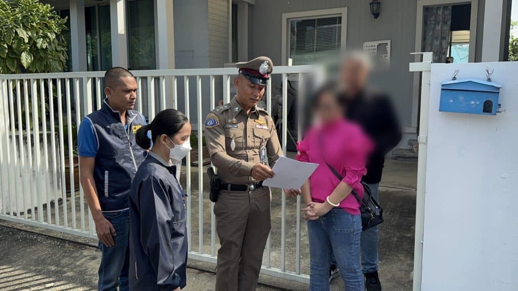 ออกหมายจับแล้ว นางสาวกฤษอนงค์แล้ว ข้อหา “กรรโชกทรัพย์” และ “เป็นตัวกลางเรียกรับสินบน” หลังตำรวจนำสำนวนขอศาลอาญาคดีทุจริต ฯ ออกหมายจับ เมื่อช่วงเที่ยงที่ผ่านมา ออกหมายจับแล้ว นางสาวกฤษอนงค์แล้ว ข้อหา “กรรโชกทรัพย์” และ “เป็นตัวกลางเรียกรับสินบน” หลังตำรวจนำสำนวนขอศาลอาญาคดีทุจริต ฯ ออกหมายจับ เมื่อช่วงเที่ยงที่ผ่านมา