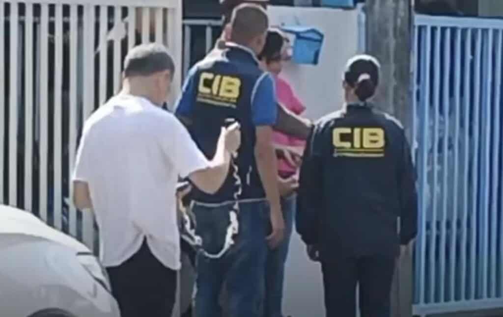 ออกหมายจับแล้ว นางสาวกฤษอนงค์แล้ว ข้อหา “กรรโชกทรัพย์” และ “เป็นตัวกลางเรียกรับสินบน” หลังตำรวจนำสำนวนขอศาลอาญาคดีทุจริต ฯ ออกหมายจับ เมื่อช่วงเที่ยงที่ผ่านมา ออกหมายจับแล้ว นางสาวกฤษอนงค์แล้ว ข้อหา “กรรโชกทรัพย์” และ “เป็นตัวกลางเรียกรับสินบน” หลังตำรวจนำสำนวนขอศาลอาญาคดีทุจริต ฯ ออกหมายจับ เมื่อช่วงเที่ยงที่ผ่านมา