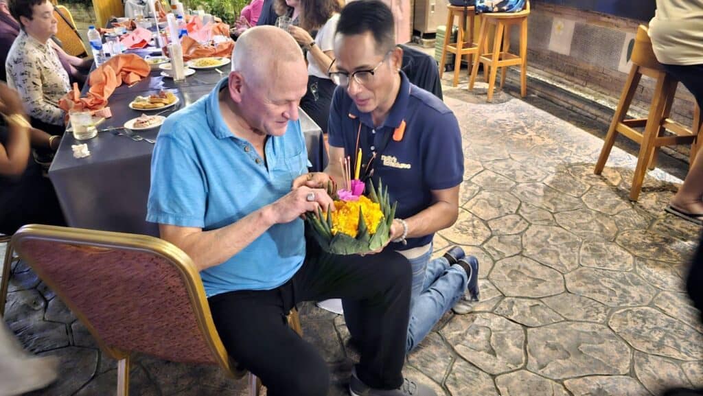 วีระศักดิ์ โควสุรัตน์ ต้อนรับคณะนักท่องเที่ยว ผู้พิการทางสายตาชาวอังกฤษ เยี่ยมชมเมืองหลวง ทั้งสวนจตุจักร ปากคลองตลาด ต่างประทับใจความสวยงามของกรุงเทพมหานคร วีระศักดิ์ โควสุรัตน์ ต้อนรับคณะนักท่องเที่ยว ผู้พิการทางสายตาชาวอังกฤษ เยี่ยมชมเมืองหลวง ทั้งสวนจตุจักร ปากคลองตลาด ต่างประทับใจความสวยงามของกรุงเทพมหานคร