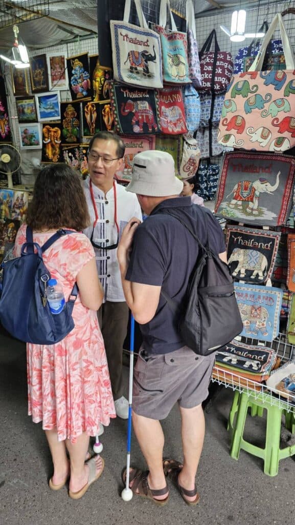 วีระศักดิ์ โควสุรัตน์ ต้อนรับคณะนักท่องเที่ยว ผู้พิการทางสายตาชาวอังกฤษ เยี่ยมชมเมืองหลวง ทั้งสวนจตุจักร ปากคลองตลาด ต่างประทับใจความสวยงามของกรุงเทพมหานคร วีระศักดิ์ โควสุรัตน์ ต้อนรับคณะนักท่องเที่ยว ผู้พิการทางสายตาชาวอังกฤษ เยี่ยมชมเมืองหลวง ทั้งสวนจตุจักร ปากคลองตลาด ต่างประทับใจความสวยงามของกรุงเทพมหานคร