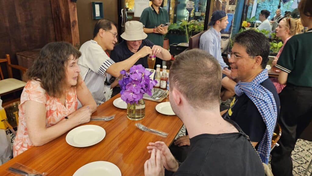 วีระศักดิ์ โควสุรัตน์ ต้อนรับคณะนักท่องเที่ยว ผู้พิการทางสายตาชาวอังกฤษ เยี่ยมชมเมืองหลวง ทั้งสวนจตุจักร ปากคลองตลาด ต่างประทับใจความสวยงามของกรุงเทพมหานคร วีระศักดิ์ โควสุรัตน์ ต้อนรับคณะนักท่องเที่ยว ผู้พิการทางสายตาชาวอังกฤษ เยี่ยมชมเมืองหลวง ทั้งสวนจตุจักร ปากคลองตลาด ต่างประทับใจความสวยงามของกรุงเทพมหานคร