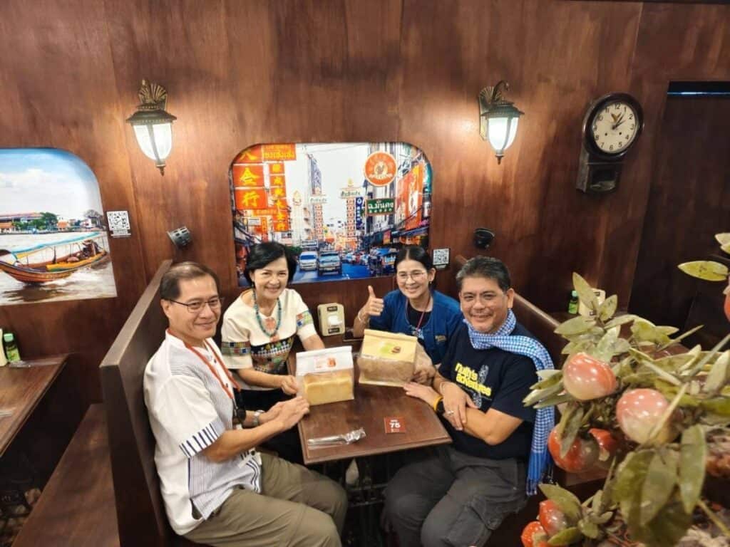 วีระศักดิ์ โควสุรัตน์ ต้อนรับคณะนักท่องเที่ยว ผู้พิการทางสายตาชาวอังกฤษ เยี่ยมชมเมืองหลวง ทั้งสวนจตุจักร ปากคลองตลาด ต่างประทับใจความสวยงามของกรุงเทพมหานคร วีระศักดิ์ โควสุรัตน์ ต้อนรับคณะนักท่องเที่ยว ผู้พิการทางสายตาชาวอังกฤษ เยี่ยมชมเมืองหลวง ทั้งสวนจตุจักร ปากคลองตลาด ต่างประทับใจความสวยงามของกรุงเทพมหานคร