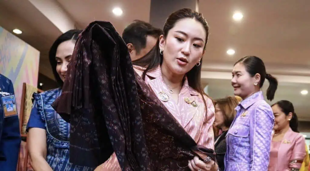 นายกฯ ดูนิทรรศการ “ผ้าไทยใส่ให้สนุก” ชวนเที่ยวงาน Silk Festival 2024 บอกผ้าไทยวัยรุ่นใส่ทำงานได้ ขอ ทุกองค์กรช่วยกันใส่ให้ต่างชาติเห็นเยอะว่าผ้าไทยสวย