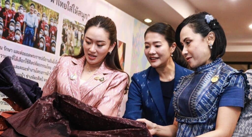 นายกฯ ดูนิทรรศการ “ผ้าไทยใส่ให้สนุก” ชวนเที่ยวงาน Silk Festival 2024 บอกผ้าไทยวัยรุ่นใส่ทำงานได้ ขอ ทุกองค์กรช่วยกันใส่ให้ต่างชาติเห็นเยอะว่าผ้าไทยสวย นายกฯ ดูนิทรรศการ “ผ้าไทยใส่ให้สนุก” ชวนเที่ยวงาน Silk Festival 2024 บอกผ้าไทยวัยรุ่นใส่ทำงานได้ ขอ ทุกองค์กรช่วยกันใส่ให้ต่างชาติเห็นเยอะว่าผ้าไทยสวย