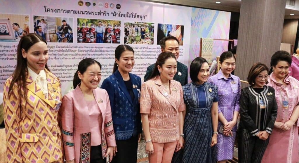 นายกฯ ดูนิทรรศการ “ผ้าไทยใส่ให้สนุก” ชวนเที่ยวงาน Silk Festival 2024 บอกผ้าไทยวัยรุ่นใส่ทำงานได้ ขอ ทุกองค์กรช่วยกันใส่ให้ต่างชาติเห็นเยอะว่าผ้าไทยสวย นายกฯ ดูนิทรรศการ “ผ้าไทยใส่ให้สนุก” ชวนเที่ยวงาน Silk Festival 2024 บอกผ้าไทยวัยรุ่นใส่ทำงานได้ ขอ ทุกองค์กรช่วยกันใส่ให้ต่างชาติเห็นเยอะว่าผ้าไทยสวย