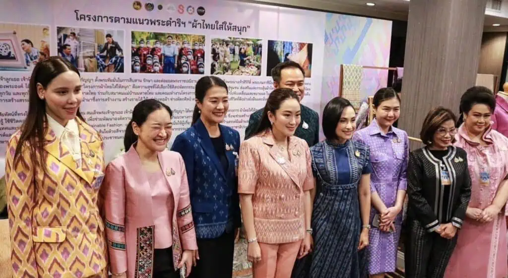 นายกฯ ดูนิทรรศการ “ผ้าไทยใส่ให้สนุก” ชวนเที่ยวงาน Silk Festival 2024 บอกผ้าไทยวัยรุ่นใส่ทำงานได้ ขอ ทุกองค์กรช่วยกันใส่ให้ต่างชาติเห็นเยอะว่าผ้าไทยสวย