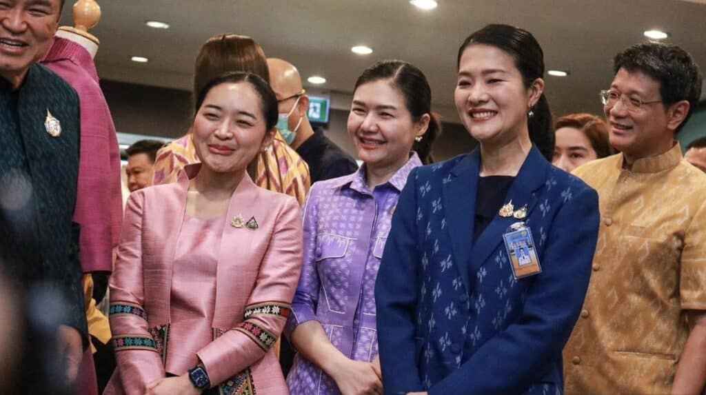 นายกฯ ดูนิทรรศการ “ผ้าไทยใส่ให้สนุก” ชวนเที่ยวงาน Silk Festival 2024 บอกผ้าไทยวัยรุ่นใส่ทำงานได้ ขอ ทุกองค์กรช่วยกันใส่ให้ต่างชาติเห็นเยอะว่าผ้าไทยสวย นายกฯ ดูนิทรรศการ “ผ้าไทยใส่ให้สนุก” ชวนเที่ยวงาน Silk Festival 2024 บอกผ้าไทยวัยรุ่นใส่ทำงานได้ ขอ ทุกองค์กรช่วยกันใส่ให้ต่างชาติเห็นเยอะว่าผ้าไทยสวย