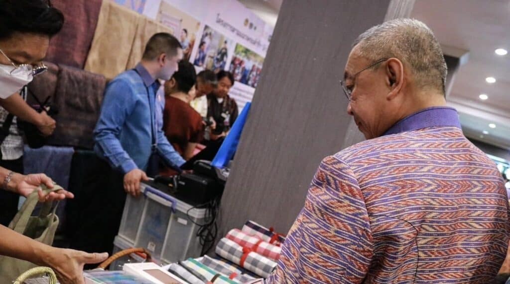 นายกฯ ดูนิทรรศการ “ผ้าไทยใส่ให้สนุก” ชวนเที่ยวงาน Silk Festival 2024 บอกผ้าไทยวัยรุ่นใส่ทำงานได้ ขอ ทุกองค์กรช่วยกันใส่ให้ต่างชาติเห็นเยอะว่าผ้าไทยสวย นายกฯ ดูนิทรรศการ “ผ้าไทยใส่ให้สนุก” ชวนเที่ยวงาน Silk Festival 2024 บอกผ้าไทยวัยรุ่นใส่ทำงานได้ ขอ ทุกองค์กรช่วยกันใส่ให้ต่างชาติเห็นเยอะว่าผ้าไทยสวย