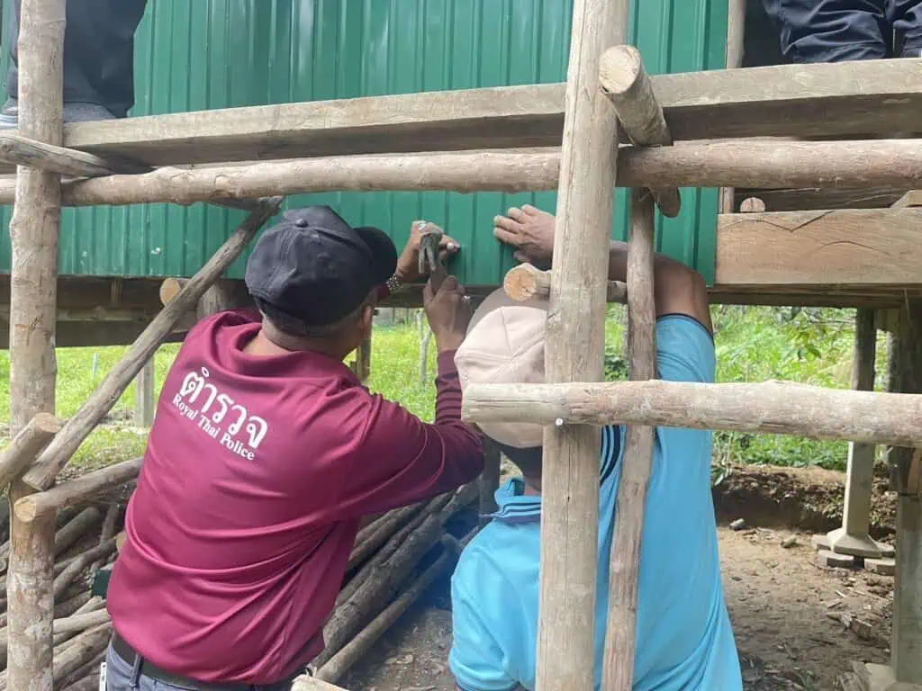 ตำรวจเป็นที่พึ่งของประชาชนมอบอุปกรณ์ต่อเติมบ้านให้ประชาชนผู้ยากไร้ช่วงหน้าฝน 