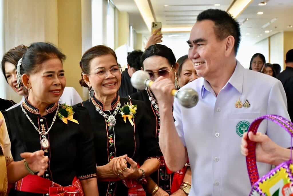 ‘เดชอิศม์’ ขับเคลื่อนนโยบายการดูแลผู้สูงอายุในชุมชน หนุนใช้ 5 นวัตกรรมการแพทย์แผนไทยฯ เพิ่มคุณภาพชีวิตผู้สูงอายุ ‘เดชอิศม์’ ขับเคลื่อนนโยบายการดูแลผู้สูงอายุในชุมชน หนุนใช้ 5 นวัตกรรมการแพทย์แผนไทยฯ เพิ่มคุณภาพชีวิตผู้สูงอายุ