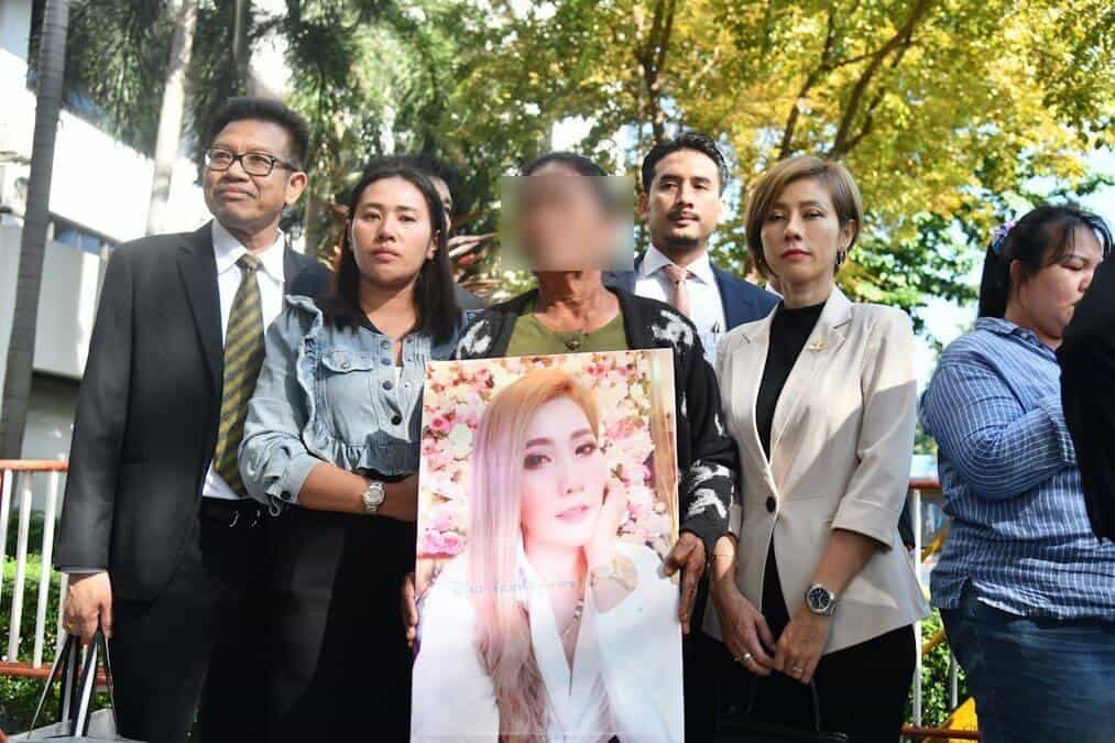 ศาลอาญาพิพากษาประหารชีวิต แอม ไซยาไนด์ส่วนอดีตสามี คุก 1 ปี 4 เดือน “ทนายพัช” คุก 2 ปี ไม่รอลงอาญา ชดใช้ ให้ผู้เสียหายกว่า 2 ล้านบาท ศาลอาญาพิพากษาประหารชีวิต แอม ไซยาไนด์ส่วนอดีตสามี คุก 1 ปี 4 เดือน “ทนายพัช” คุก 2 ปี ไม่รอลงอาญา ชดใช้ ให้ผู้เสียหายกว่า 2 ล้านบาท