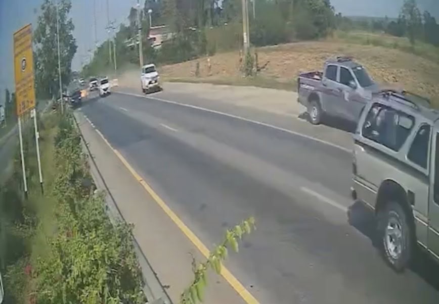 ตำรวจสอบสวนกลาง (CIB) ไล่ล่าคนร้ายขับรถหลบหนีกว่า 50 โล หลังขโมยรถยนต์ข้ามจังหวัดล ขับรถชนตำรวจ แชะใช้อาวุธแทงเจ้าหน้าที่ ตำรวจสอบสวนกลาง (CIB) ไล่ล่าคนร้ายขับรถหลบหนีกว่า 50 โล หลังขโมยรถยนต์ข้ามจังหวัดล ขับรถชนตำรวจ แชะใช้อาวุธแทงเจ้าหน้าที่