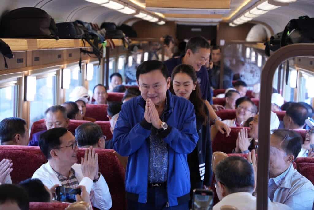 "ทักษิณ" นั่งรถไฟสัมมนาเพื่อไทย หัวหิน บอกนั่งครั้งแรกในรอบ 20 ปี แซวสื่อที่เคยทำข่าวในอดีตยังไม่แก่ ขณะตนเองแก่และโทรม แจงไม่ เปิดบ้านจังส่องหล้า อยากให้สื่อติดตามทำข่าว "นายกฯอิ้งค์"มากกว่า ผู้ติดตลกหัวหน้าพรรคไทยรักไทย-เพื่อไทยเป็นคนเดียวกันแต่ผมยาวกว่า "ทักษิณ" นั่งรถไฟสัมมนาเพื่อไทย หัวหิน บอกนั่งครั้งแรกในรอบ 20 ปี แซวสื่อที่เคยทำข่าวในอดีตยังไม่แก่ ขณะตนเองแก่และโทรม แจงไม่ เปิดบ้านจังส่องหล้า อยากให้สื่อติดตามทำข่าว "นายกฯอิ้งค์"มากกว่า ผู้ติดตลกหัวหน้าพรรคไทยรักไทย-เพื่อไทยเป็นคนเดียวกันแต่ผมยาวกว่า