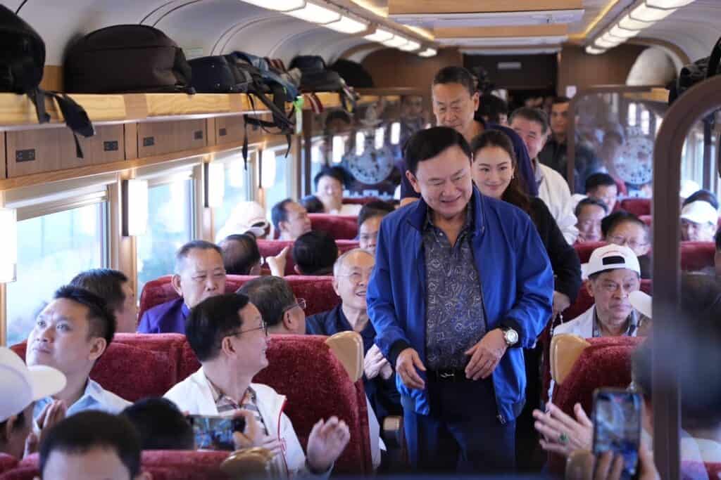 "ทักษิณ" นั่งรถไฟสัมมนาเพื่อไทย หัวหิน บอกนั่งครั้งแรกในรอบ 20 ปี แซวสื่อที่เคยทำข่าวในอดีตยังไม่แก่ ขณะตนเองแก่และโทรม แจงไม่ เปิดบ้านจังส่องหล้า อยากให้สื่อติดตามทำข่าว "นายกฯอิ้งค์"มากกว่า ผู้ติดตลกหัวหน้าพรรคไทยรักไทย-เพื่อไทยเป็นคนเดียวกันแต่ผมยาวกว่า "ทักษิณ" นั่งรถไฟสัมมนาเพื่อไทย หัวหิน บอกนั่งครั้งแรกในรอบ 20 ปี แซวสื่อที่เคยทำข่าวในอดีตยังไม่แก่ ขณะตนเองแก่และโทรม แจงไม่ เปิดบ้านจังส่องหล้า อยากให้สื่อติดตามทำข่าว "นายกฯอิ้งค์"มากกว่า ผู้ติดตลกหัวหน้าพรรคไทยรักไทย-เพื่อไทยเป็นคนเดียวกันแต่ผมยาวกว่า