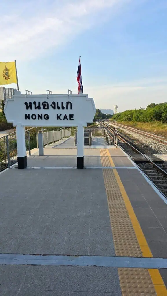 ถึงหัวหินแล้ว! ขบวนรถไฟพรรคเพื่อไทย นายกฯ เตรียมนำทัพ ร่วมงานสัมมนา ปชช.แห่ต้อนรับเพียบ