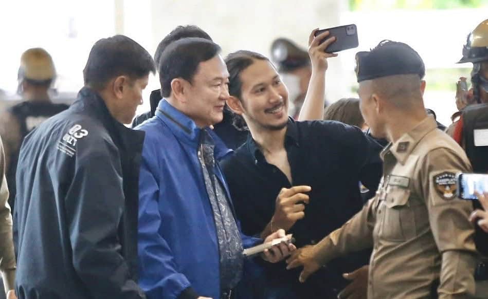 "ทักษิณ" นั่งรถไฟสัมมนาเพื่อไทย หัวหิน บอกนั่งครั้งแรกในรอบ 20 ปี แซวสื่อที่เคยทำข่าวในอดีตยังไม่แก่ ขณะตนเองแก่และโทรม แจงไม่ เปิดบ้านจังส่องหล้า อยากให้สื่อติดตามทำข่าว "นายกฯอิ้งค์"มากกว่า ผู้ติดตลกหัวหน้าพรรคไทยรักไทย-เพื่อไทยเป็นคนเดียวกันแต่ผมยาวกว่า "ทักษิณ" นั่งรถไฟสัมมนาเพื่อไทย หัวหิน บอกนั่งครั้งแรกในรอบ 20 ปี แซวสื่อที่เคยทำข่าวในอดีตยังไม่แก่ ขณะตนเองแก่และโทรม แจงไม่ เปิดบ้านจังส่องหล้า อยากให้สื่อติดตามทำข่าว "นายกฯอิ้งค์"มากกว่า ผู้ติดตลกหัวหน้าพรรคไทยรักไทย-เพื่อไทยเป็นคนเดียวกันแต่ผมยาวกว่า