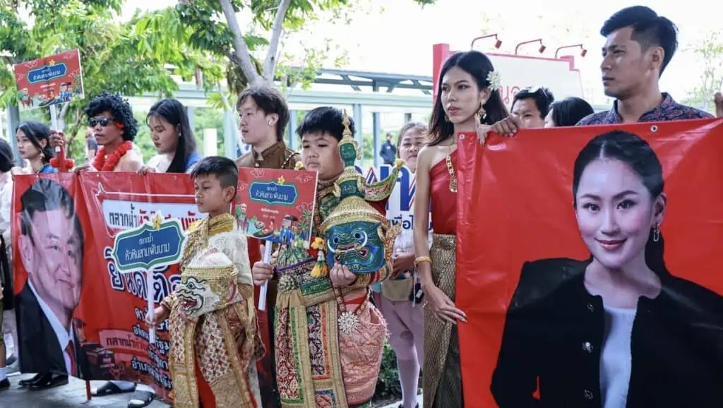 ถึงหัวหินแล้ว! ขบวนรถไฟพรรคเพื่อไทย นายกฯ เตรียมนำทัพ ร่วมงานสัมมนา ปชช.แห่ต้อนรับเพียบ