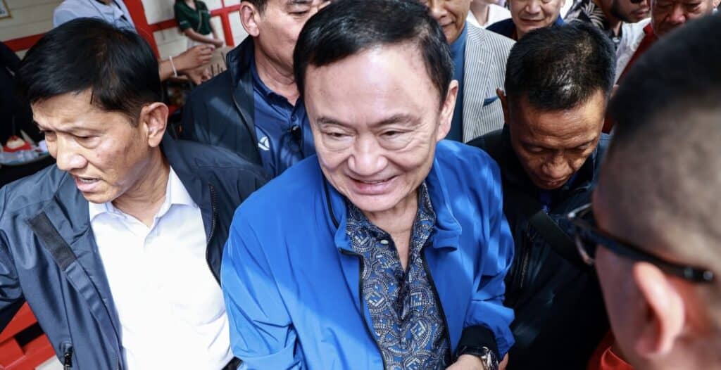 "ทักษิณ" นั่งรถไฟสัมมนาเพื่อไทย หัวหิน บอกนั่งครั้งแรกในรอบ 20 ปี แซวสื่อที่เคยทำข่าวในอดีตยังไม่แก่ ขณะตนเองแก่และโทรม แจงไม่ เปิดบ้านจังส่องหล้า อยากให้สื่อติดตามทำข่าว "นายกฯอิ้งค์"มากกว่า ผู้ติดตลกหัวหน้าพรรคไทยรักไทย-เพื่อไทยเป็นคนเดียวกันแต่ผมยาวกว่า "ทักษิณ" นั่งรถไฟสัมมนาเพื่อไทย หัวหิน บอกนั่งครั้งแรกในรอบ 20 ปี แซวสื่อที่เคยทำข่าวในอดีตยังไม่แก่ ขณะตนเองแก่และโทรม แจงไม่ เปิดบ้านจังส่องหล้า อยากให้สื่อติดตามทำข่าว "นายกฯอิ้งค์"มากกว่า ผู้ติดตลกหัวหน้าพรรคไทยรักไทย-เพื่อไทยเป็นคนเดียวกันแต่ผมยาวกว่า