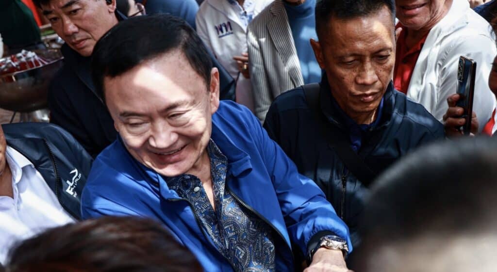 "ทักษิณ" นั่งรถไฟสัมมนาเพื่อไทย หัวหิน บอกนั่งครั้งแรกในรอบ 20 ปี แซวสื่อที่เคยทำข่าวในอดีตยังไม่แก่ ขณะตนเองแก่และโทรม แจงไม่ เปิดบ้านจังส่องหล้า อยากให้สื่อติดตามทำข่าว "นายกฯอิ้งค์"มากกว่า ผู้ติดตลกหัวหน้าพรรคไทยรักไทย-เพื่อไทยเป็นคนเดียวกันแต่ผมยาวกว่า "ทักษิณ" นั่งรถไฟสัมมนาเพื่อไทย หัวหิน บอกนั่งครั้งแรกในรอบ 20 ปี แซวสื่อที่เคยทำข่าวในอดีตยังไม่แก่ ขณะตนเองแก่และโทรม แจงไม่ เปิดบ้านจังส่องหล้า อยากให้สื่อติดตามทำข่าว "นายกฯอิ้งค์"มากกว่า ผู้ติดตลกหัวหน้าพรรคไทยรักไทย-เพื่อไทยเป็นคนเดียวกันแต่ผมยาวกว่า