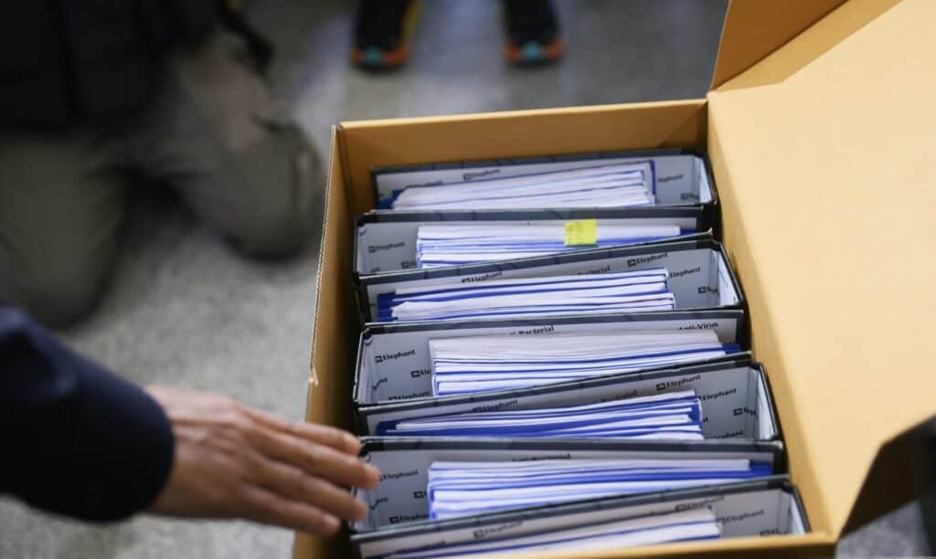 “ดีเอสไอ” ส่งสำนวนให้อัยการ ลงมติเอกฉันท์ สั่งฟ้อง 18 บอส ดิไอคอน กรุ๊ป “ดีเอสไอ” ส่งสำนวนให้อัยการ ลงมติเอกฉันท์ สั่งฟ้อง 18 บอส ดิไอคอน กรุ๊ป