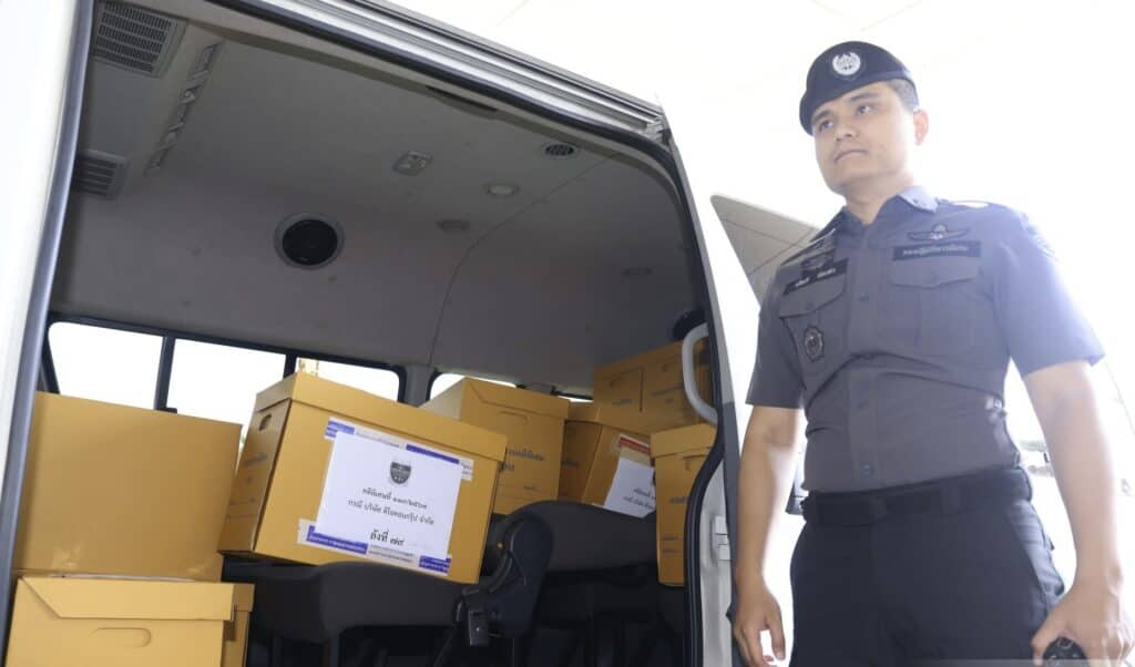 “ดีเอสไอ” ส่งสำนวนให้อัยการ ลงมติเอกฉันท์ สั่งฟ้อง 18 บอส ดิไอคอน กรุ๊ป “ดีเอสไอ” ส่งสำนวนให้อัยการ ลงมติเอกฉันท์ สั่งฟ้อง 18 บอส ดิไอคอน กรุ๊ป