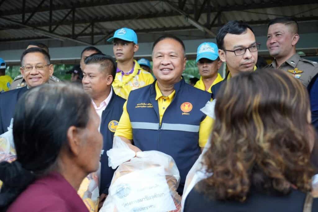 พลเอก เกรียงไกร นำทัพ สว. แจก “น้ำใจ” เพื่อชาวนครศรีฯ พลเอก เกรียงไกร นำทัพ สว. แจก “น้ำใจ” เพื่อชาวนครศรีฯ