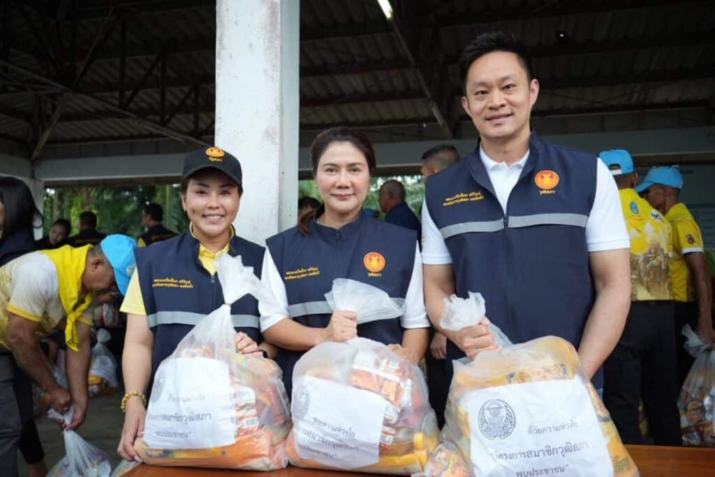 พลเอก เกรียงไกร นำทัพ สว. แจก “น้ำใจ” เพื่อชาวนครศรีฯ พลเอก เกรียงไกร นำทัพ สว. แจก “น้ำใจ” เพื่อชาวนครศรีฯ