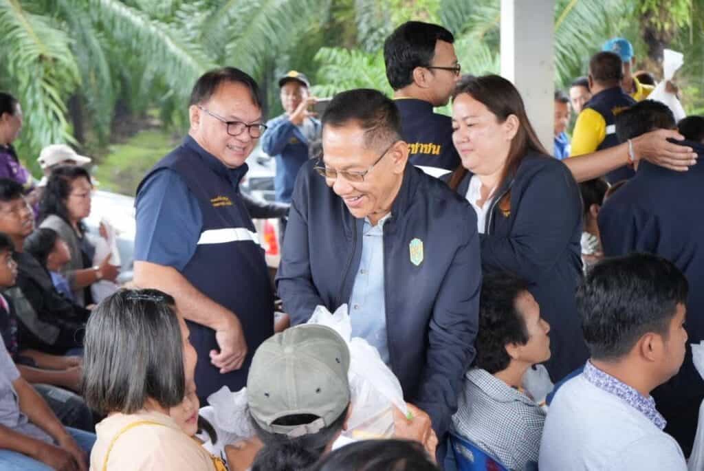 พลเอก เกรียงไกร นำทัพ สว. แจก “น้ำใจ” เพื่อชาวนครศรีฯ พลเอก เกรียงไกร นำทัพ สว. แจก “น้ำใจ” เพื่อชาวนครศรีฯ