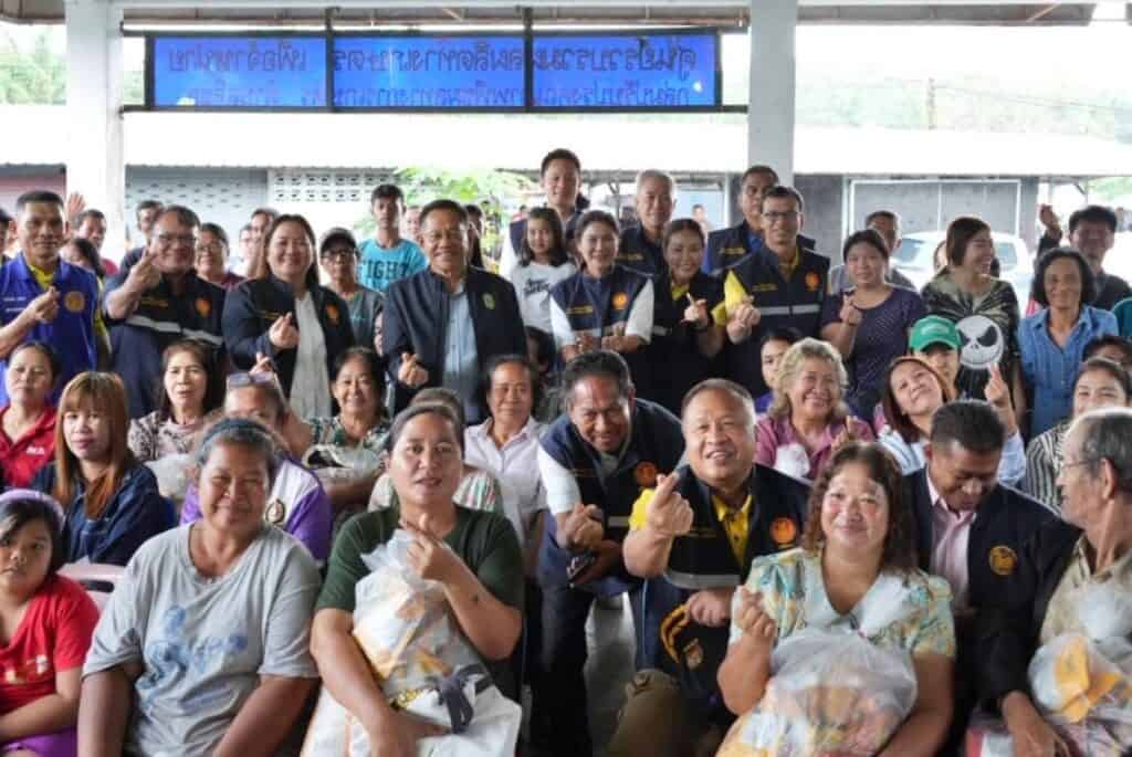 พลเอก เกรียงไกร นำทัพ สว. แจก “น้ำใจ” เพื่อชาวนครศรีฯ พลเอก เกรียงไกร นำทัพ สว. แจก “น้ำใจ” เพื่อชาวนครศรีฯ