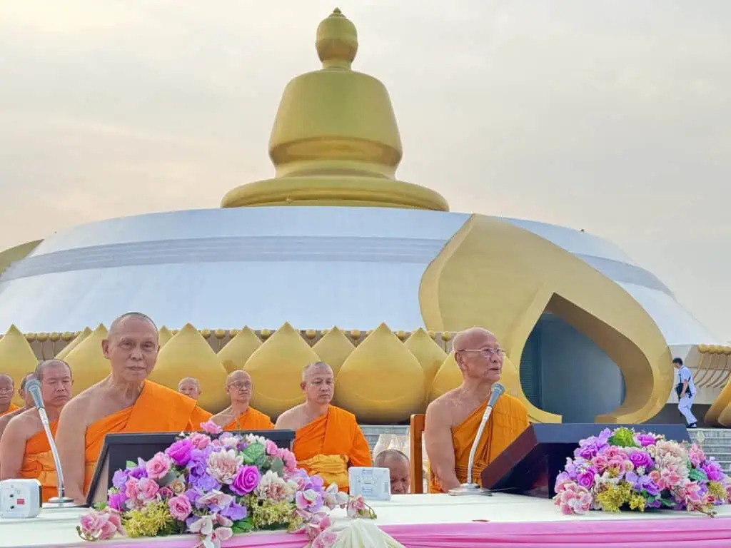 พระธรรมยาตรา 1,141 รูป เจริญสมาธิภาวนาถวายในหลวง ณ อนุสรณ์สถานบางปลา