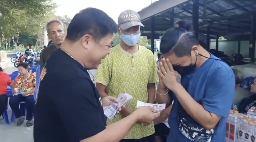 (นครปฐม)“ ผู้ใหญ่บ้านใจบุญหนึ่งเดียวในจังหวัดนครปฐม แจกเงินลูกบ้านครัวเรือนละ 500 บาทเป็นของขวัญปีใหม่ (นครปฐม)“ ผู้ใหญ่บ้านใจบุญหนึ่งเดียวในจังหวัดนครปฐม แจกเงินลูกบ้านครัวเรือนละ 500 บาทเป็นของขวัญปีใหม่