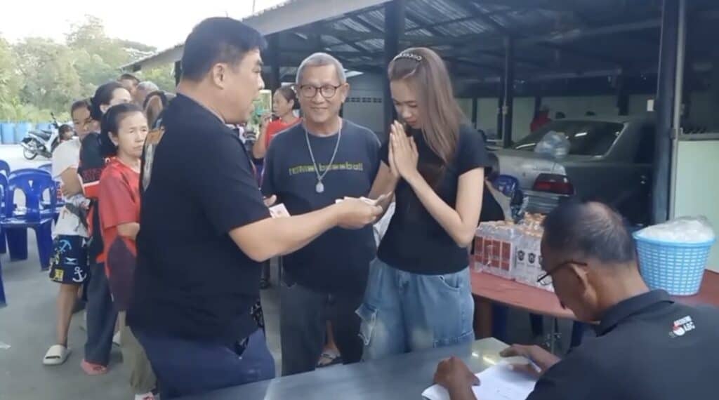 (นครปฐม)“ ผู้ใหญ่บ้านใจบุญหนึ่งเดียวในจังหวัดนครปฐม แจกเงินลูกบ้านครัวเรือนละ 500 บาทเป็นของขวัญปีใหม่ (นครปฐม)“ ผู้ใหญ่บ้านใจบุญหนึ่งเดียวในจังหวัดนครปฐม แจกเงินลูกบ้านครัวเรือนละ 500 บาทเป็นของขวัญปีใหม่