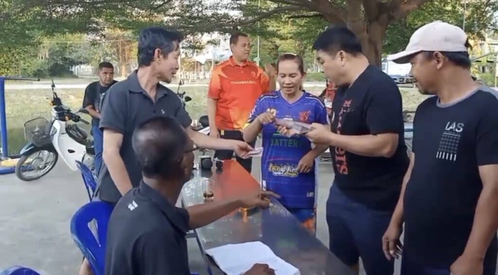 (นครปฐม)“ ผู้ใหญ่บ้านใจบุญหนึ่งเดียวในจังหวัดนครปฐม แจกเงินลูกบ้านครัวเรือนละ 500 บาทเป็นของขวัญปีใหม่ (นครปฐม)“ ผู้ใหญ่บ้านใจบุญหนึ่งเดียวในจังหวัดนครปฐม แจกเงินลูกบ้านครัวเรือนละ 500 บาทเป็นของขวัญปีใหม่